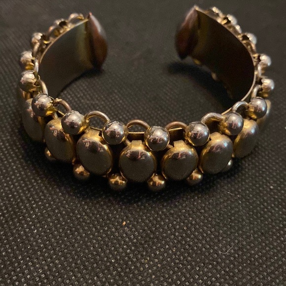 Vintage lot of 2 gold tone Cuff metal Bracelet/bangles - Picture 7 of 10